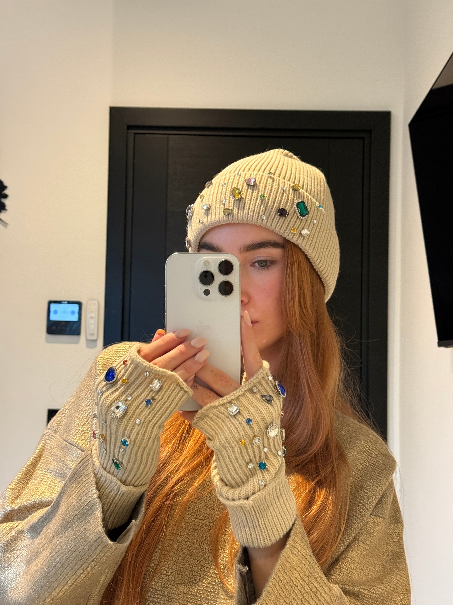 Mutsgebreid steentjes en vingerloze wanten beige